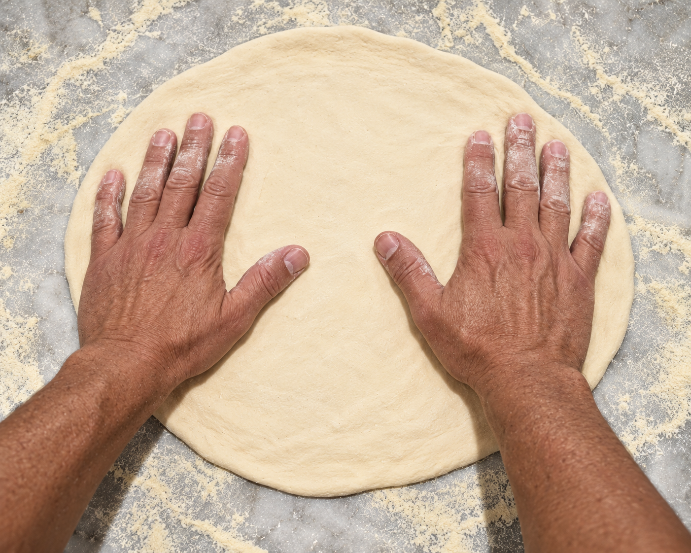 Mains façonnant une pâte à pizza